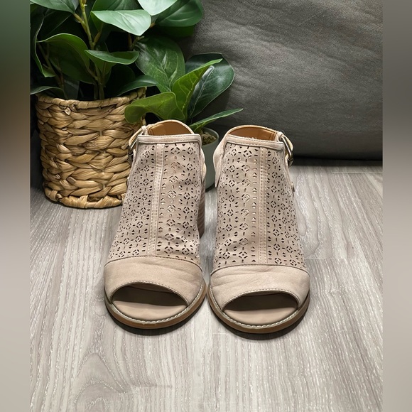 Tommy Hilfiger Tan Open Toe Chunky Block Heels - Picture 2 of 12